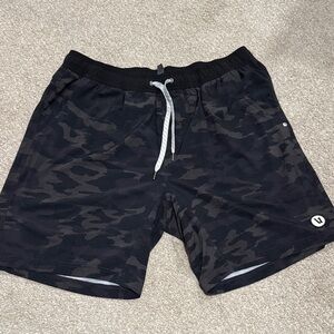 Men’s Vuori Kore Lined 7” shorts in black camo - Excellent condition